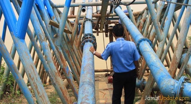 Pipa intake PDAM yang mengalirkan air baku PDAM dari Sungai Batanghari